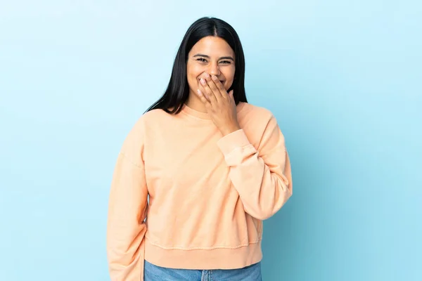 Junge Lateinische Frau Isoliert Auf Blauem Hintergrund Glücklich Und Lächelnd — Stockfoto