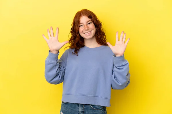 Tonåring Rödaktig Kvinna Isolerad Gul Bakgrund Räkna Tio Med Fingrar — Stockfoto