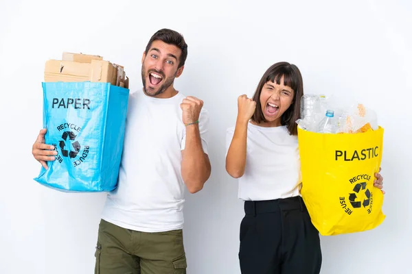 Plastik Kağıt Dolu Bir Çanta Taşıyan Genç Çift Zaferi Kutlamak — Stok fotoğraf