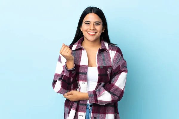 Junge Lateinische Frau Isoliert Auf Blauem Hintergrund Lachend — Stockfoto
