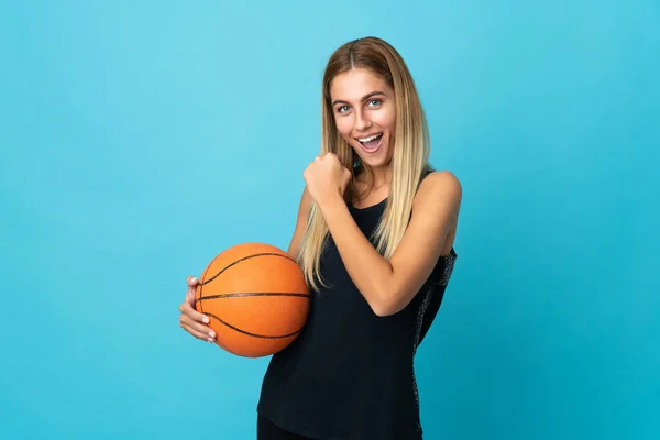 Beyazların Arkasında Basketbol Oynayan Genç Bir Kadın Zaferi Kutluyor — Stok fotoğraf