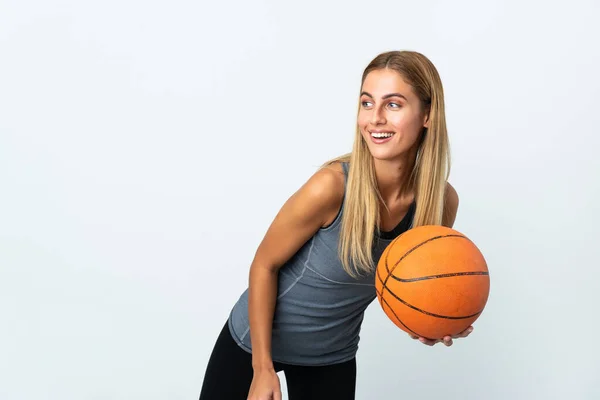 Mladá Studentka Izolované Bílém Pozadí Hrát Basketbal — Stock fotografie