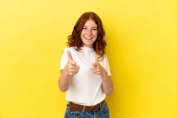 Tiener Roodachtige Vrouw Geïsoleerd Gele Achtergrond Wijzen Naar Voorkant Glimlachen — Stockfoto