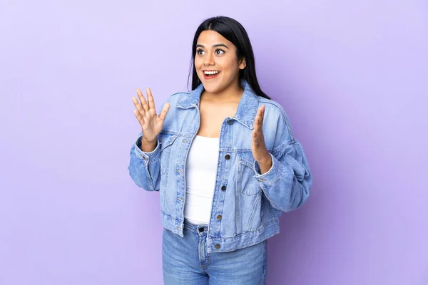 Junge Lateinamerikanische Frau Über Isoliertem Hintergrund Mit Überraschendem Gesichtsausdruck — Stockfoto