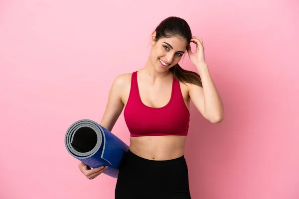 Joven Mujer Caucásica Deportiva Yendo Clases Yoga Mientras Sostiene Una — Foto de Stock