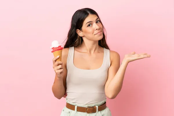 Mulher Caucasiana Jovem Com Sorvete Corneto Isolado Fundo Rosa Com — Fotografia de Stock