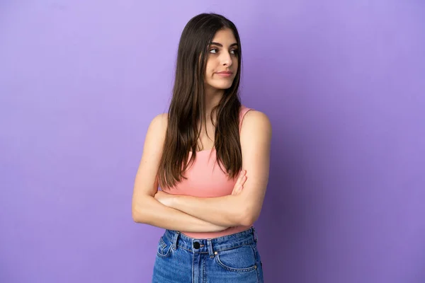 Jovem Caucasiana Isolada Fundo Roxo Mantendo Braços Cruzados — Fotografia de Stock