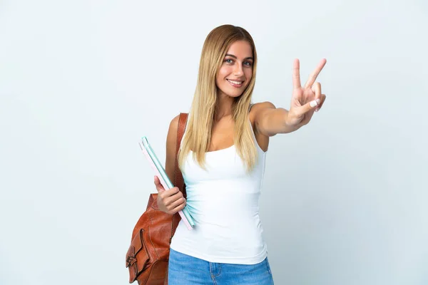 Молода Студентка Ізольована Білому Тлі Посміхається Показує Знак Перемоги — стокове фото