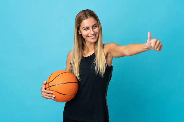 Młoda Kobieta Gra Koszykówkę Odizolowany Białym Tle Dając Kciuki Górę — Zdjęcie stockowe