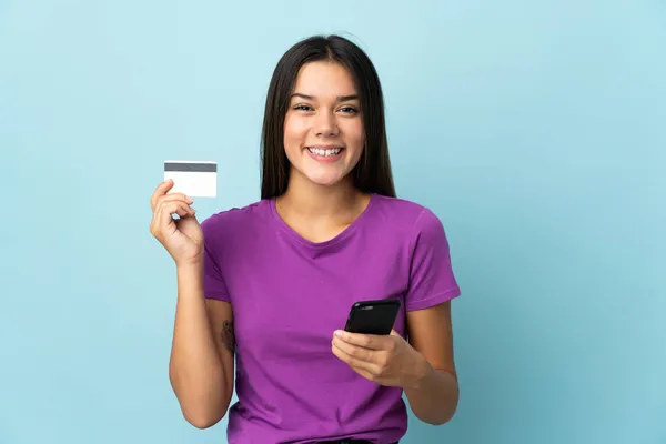 Дівчина Підліток Ізольована Рожевому Фоні Купуючи Мобільним Телефоном Кредитною Карткою — стокове фото