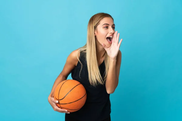 Νεαρή Γυναίκα Παίζει Μπάσκετ Απομονωμένη Λευκό Φόντο Φωνάζοντας Στόμα Ορθάνοιχτο — Φωτογραφία Αρχείου