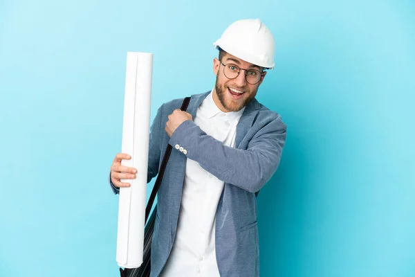 Jovem Arquiteto Homem Com Capacete Segurando Plantas Sobre Fundo Isolado — Fotografia de Stock