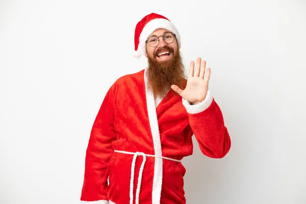 Rötlicher Mann Verkleidet Als Weihnachtsmann Auf Weißem Gruß Mit Fröhlichem — Stockfoto