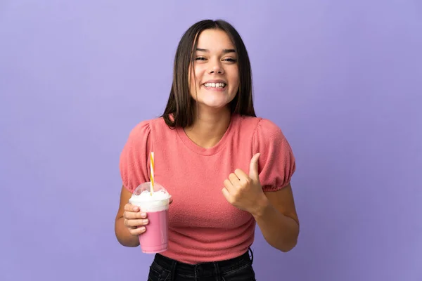 Menina Adolescente Segurando Milkshake Morango Apontando Para Lado Para Apresentar — Fotografia de Stock