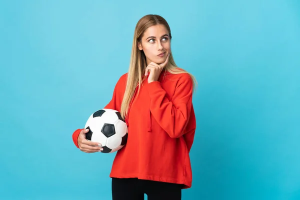 Jovem Jogador Futebol Mulher Isolada Fundo Azul Com Dúvidas Pensamento — Fotografia de Stock