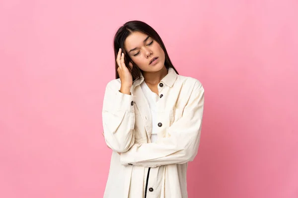 Teenager Mädchen Isoliert Auf Rosa Hintergrund Mit Kopfschmerzen — Stockfoto