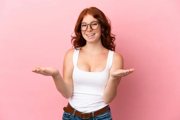 Adolescente Mujer Rojiza Aislada Sobre Fondo Rosa Feliz Sonriente —  Fotos de Stock