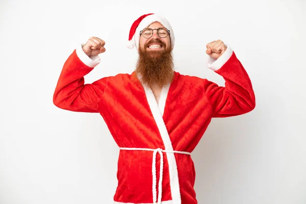 Красноватый Человек Замаскированный Санта Клауса Изолированный Белом Делает Сильный Жест — стоковое фото