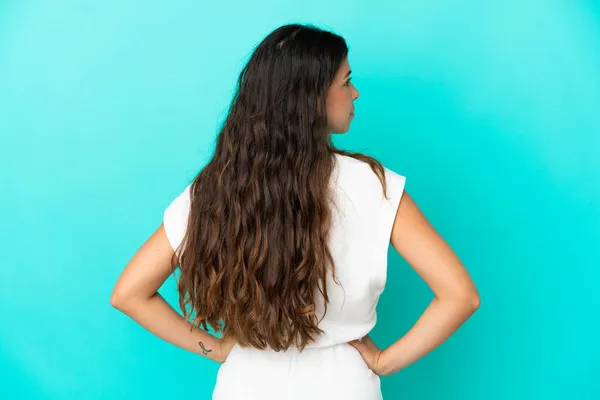 Giovane Donna Caucasica Isolata Sfondo Blu Posizione Posteriore Guardando Lato — Foto Stock