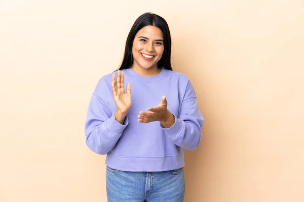 Junge Lateinamerikanische Frau Mit Isoliertem Hintergrund Applaudiert Nach Vortrag Auf — Stockfoto