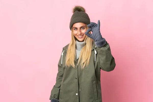 Młoda Kobieta Czapce Zimowej Izolowane Różowym Tle Pokazuje Znak Palcami — Zdjęcie stockowe