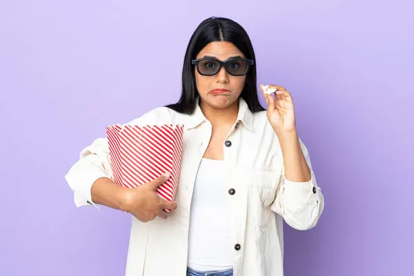 Mulher Latina Jovem Isolado Fundo Branco Com Óculos Segurando Grande — Fotografia de Stock