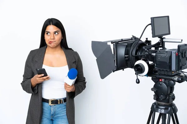 Repórter Colombiana Segurando Microfone Reportando Notícias Sobre Fundo Branco Segurando — Fotografia de Stock