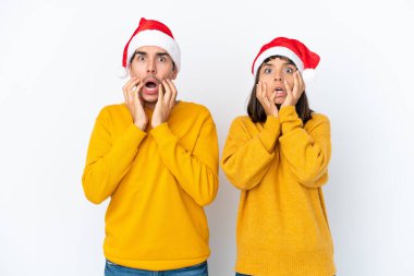 Genç melez çift, beyaz arka planda soyutlanmış bir şekilde Noel 'i kutluyor.
