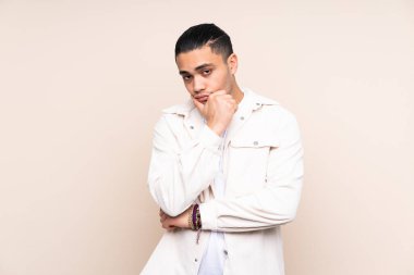 Tecrit edilmiş Asyalı yakışıklı adamın şüpheleri var.