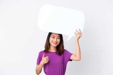 Beyaz arka planda izole edilmiş genç Vietnamlı bir kadın. Elinde boş bir konuşma balonu var.