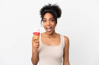 Kornet dondurması olan Afro-Amerikalı genç bir kadın beyaz arka planda, şaşırmış bir yüz ifadesiyle izole edilmiş.