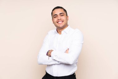 Asyalı yakışıklı adam arka planda izole edilmiş