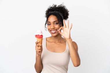 Beyaz arka planda izole edilmiş kornet dondurması olan genç Afro-Amerikalı kadın parmaklarıyla işaret veriyor.