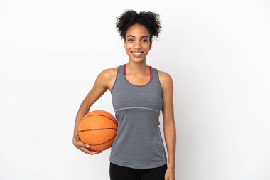 Genç basketbolcu Latin kadın, beyaz arka planda izole edilmiş basketbol oynuyor.