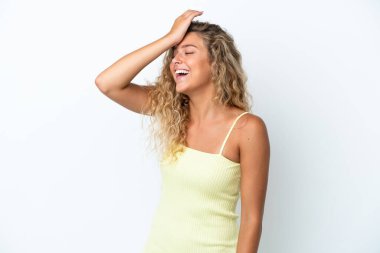 Beyaz arka plandaki kıvırcık saçlı kız bir şey fark etti ve çözümü arıyor.