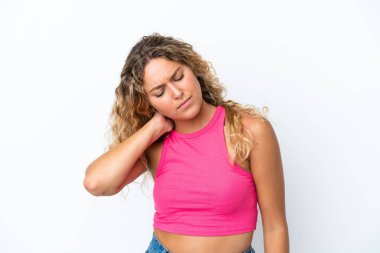 Kıvırcık saçlı kız beyaz arka planda, boynu ağrıyan.