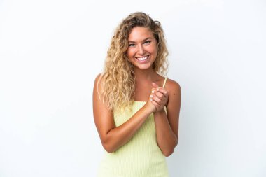 Kıvırcık saçlı kız beyaz arka planda yalnız gülüyor.