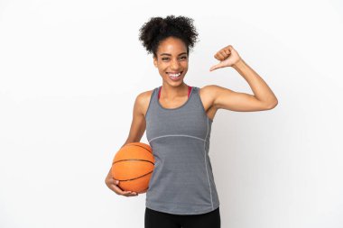Genç basketbolcu Latin kadın, beyaz arka planda izole edilmiş basketbol oynuyor ve kendisiyle gurur duyuyor.