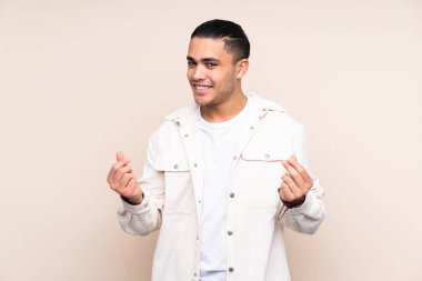 Asyalı yakışıklı adam soyutlanmış arka planda para hareketi yapıyor.