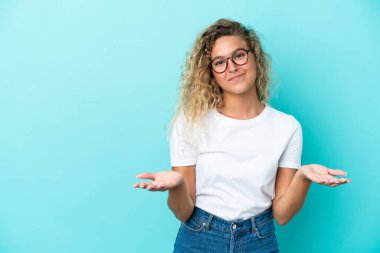 Mavi arka planda, kıvırcık saçlı, kuşkulu bir kız.