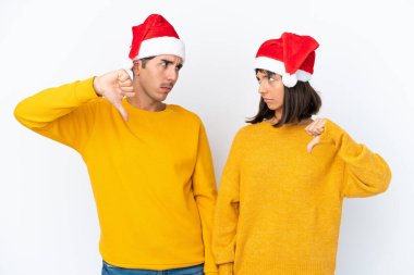 Genç melez çift, beyaz arka planda izole edilmiş bir şekilde Noel 'i kutluyor.