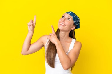 Sarı arka planda izole edilmiş genç bir İngiliz kadın işaret parmağıyla işaret etmek harika bir fikir.