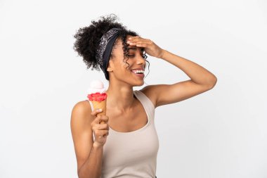 Kornet dondurması olan genç Afrikalı Amerikalı kadın beyaz arka planda izole edilmiş ve gülümsüyor.