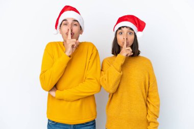 Genç melez çift, beyaz arka planda izole edilmiş bir şekilde Noel 'i kutluyorlar.