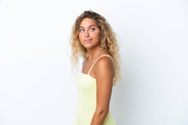 Beyaz arka planda izole edilmiş kıvırcık saçlı kız. Portre