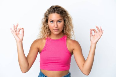 Kıvırcık saçlı kız Zen pozunda beyaz arka planda izole edilmiş.