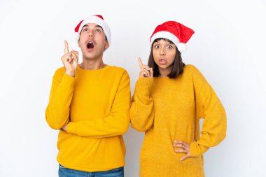 Genç melez çift, Noel 'i beyaz arka planda izole bir şekilde kutluyor.
