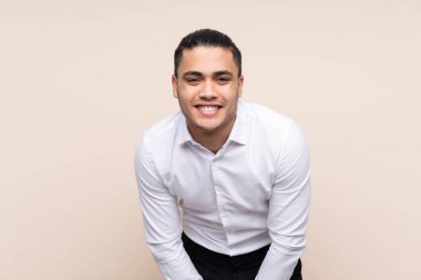 Asyalı yakışıklı adam arka planda izole edilmiş