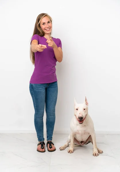 Молодая Английская Женщина Своей Собакой Белом Фоне Указывает Пальцем Уверенным — стоковое фото