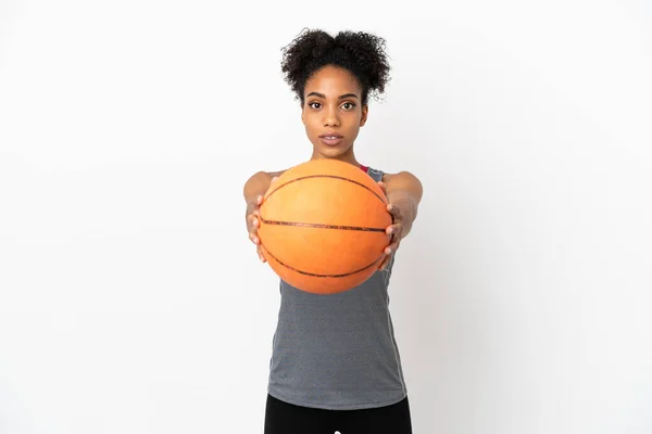 여자흰 배경에 고립되어 농구를 — 스톡 사진